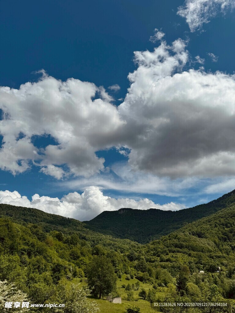 青山蓝天间的壮丽自然景观