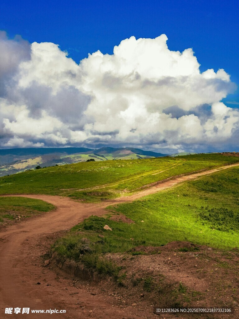 山坡白云