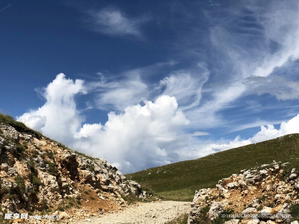山坡白云