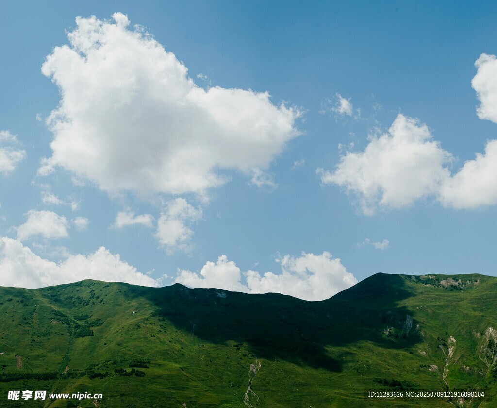 青山蓝天间的白云美景