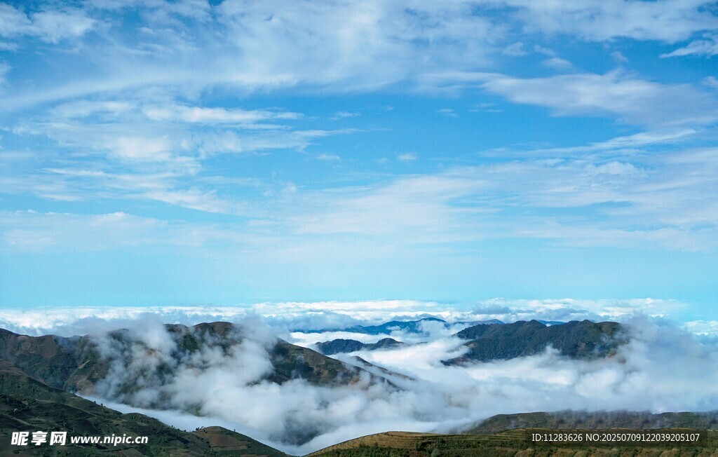 云海中的山峦美景