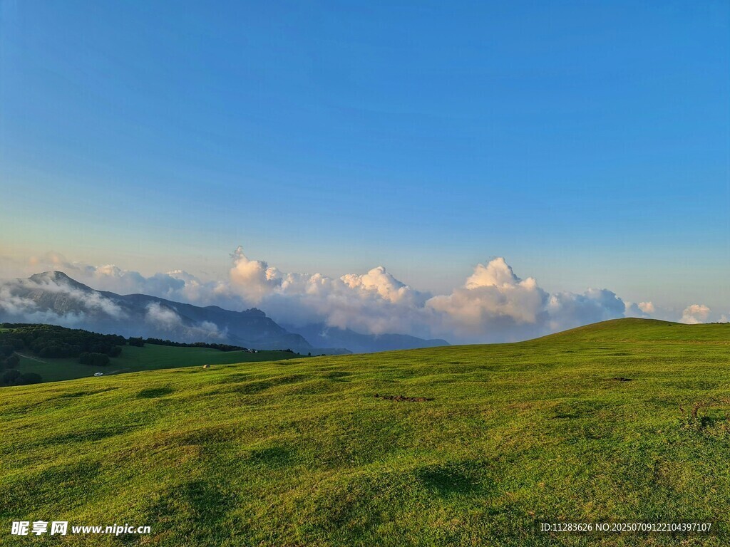 草原山峦间的壮丽风光
