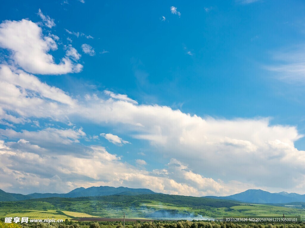 蓝天白云下的美丽山水景