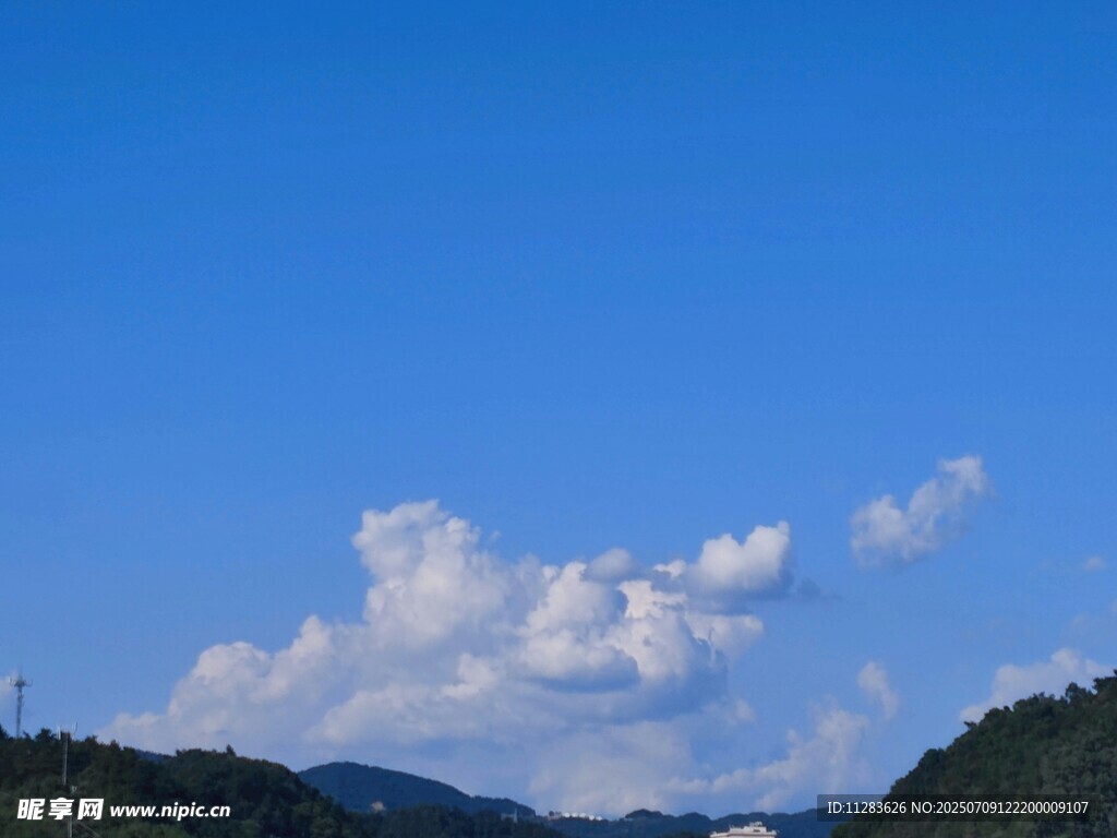 蓝天白云下的山峦美景