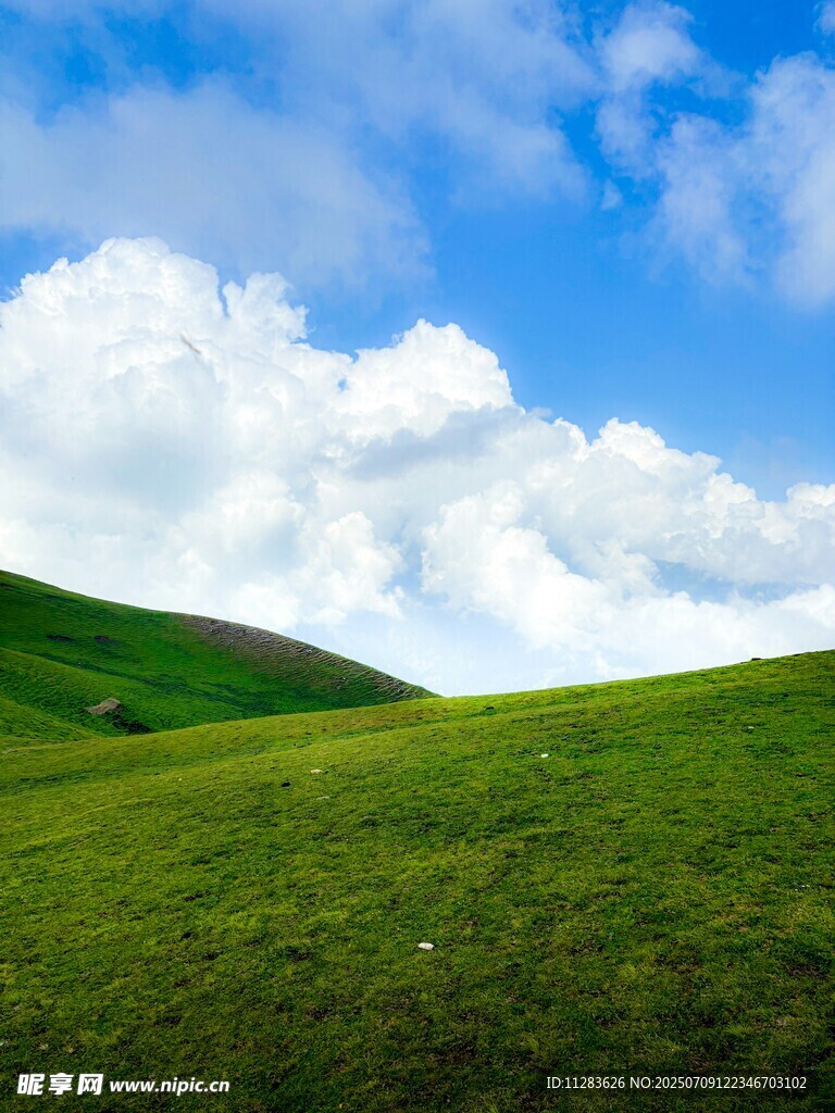 草原蓝天美景