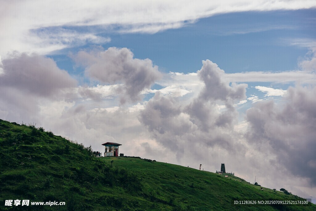 山巅云雾中的观景建筑