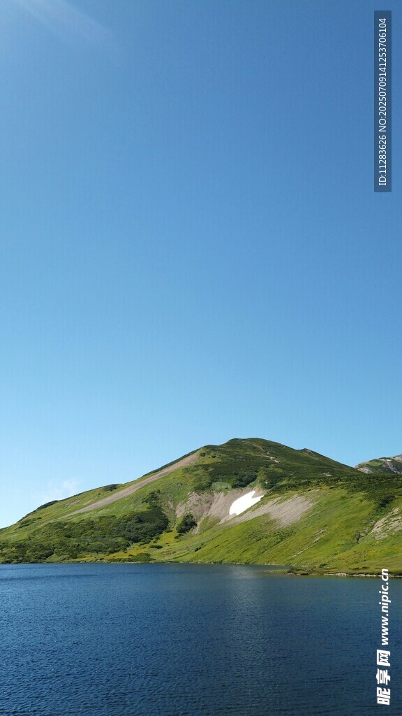 湖畔青山蓝天美景