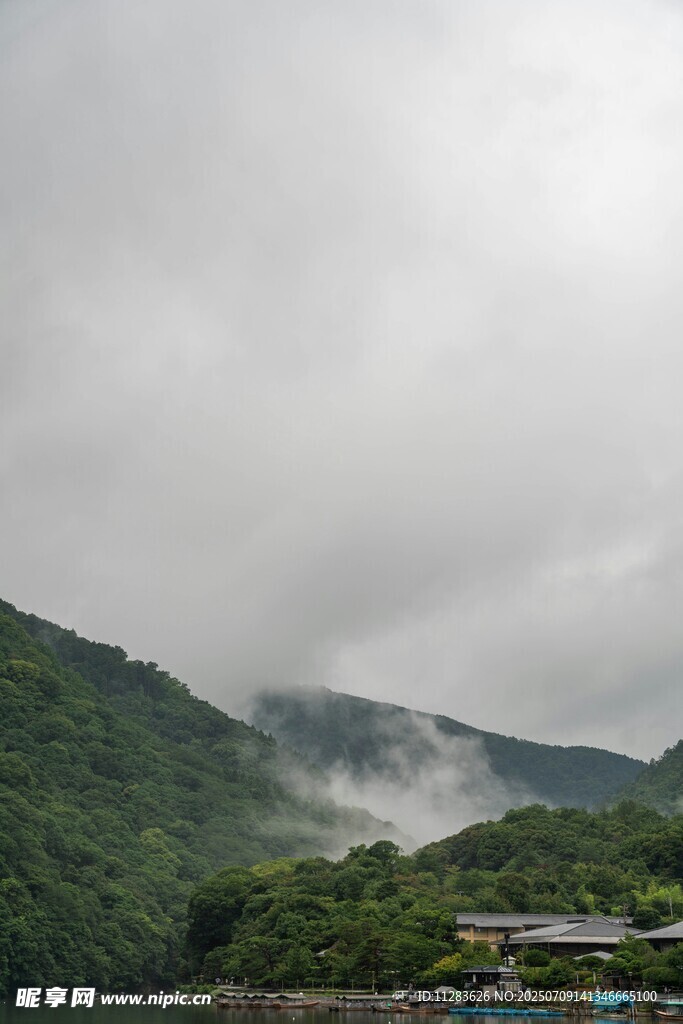 山间云雾缭绕的秀丽景致