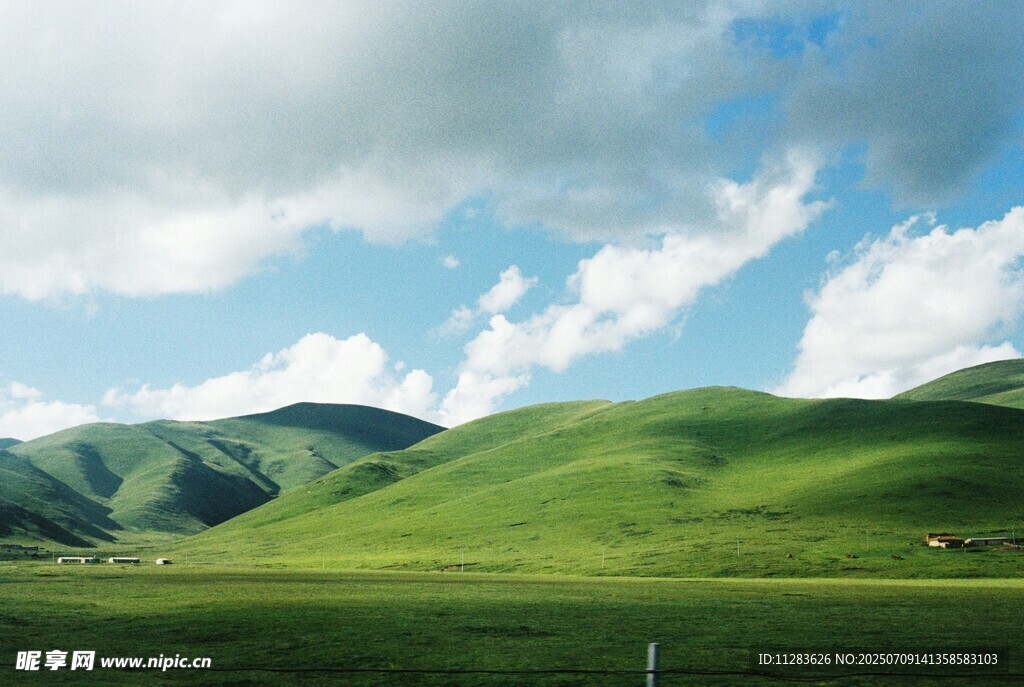 草原青山蓝天白云美景