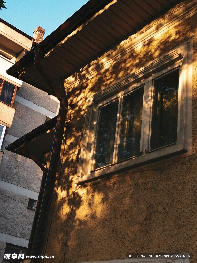 阳光洒落的古朴建筑墙面