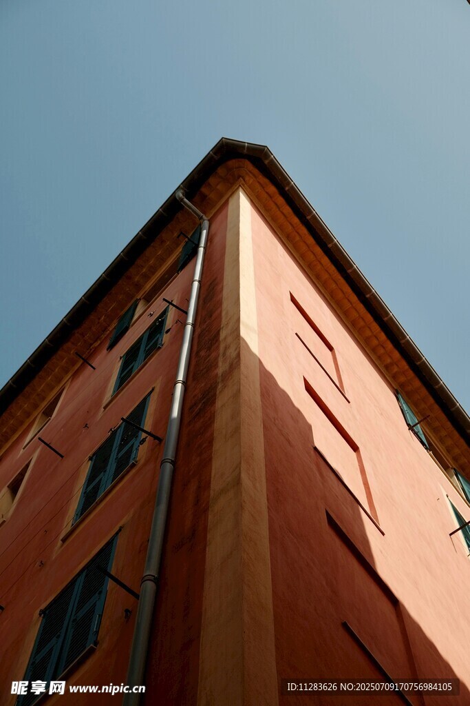 橙红色建筑一角