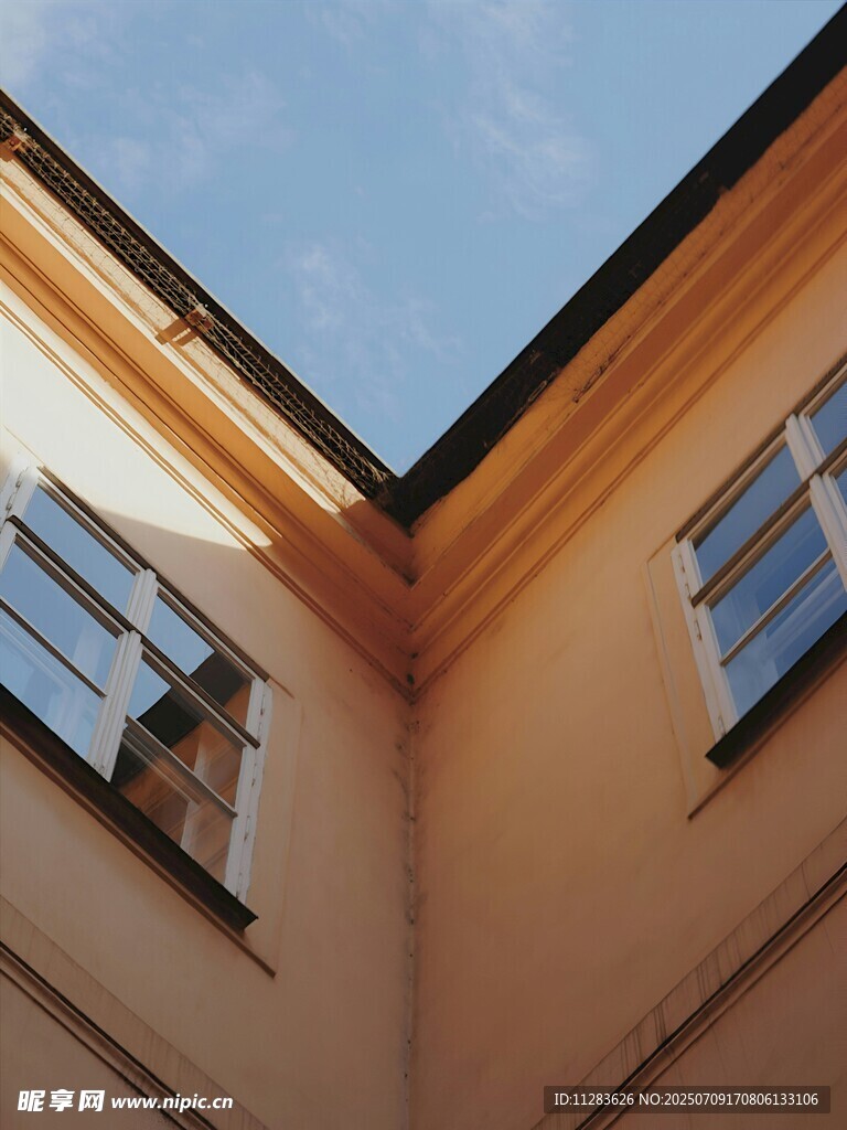 转角建筑的明亮窗户