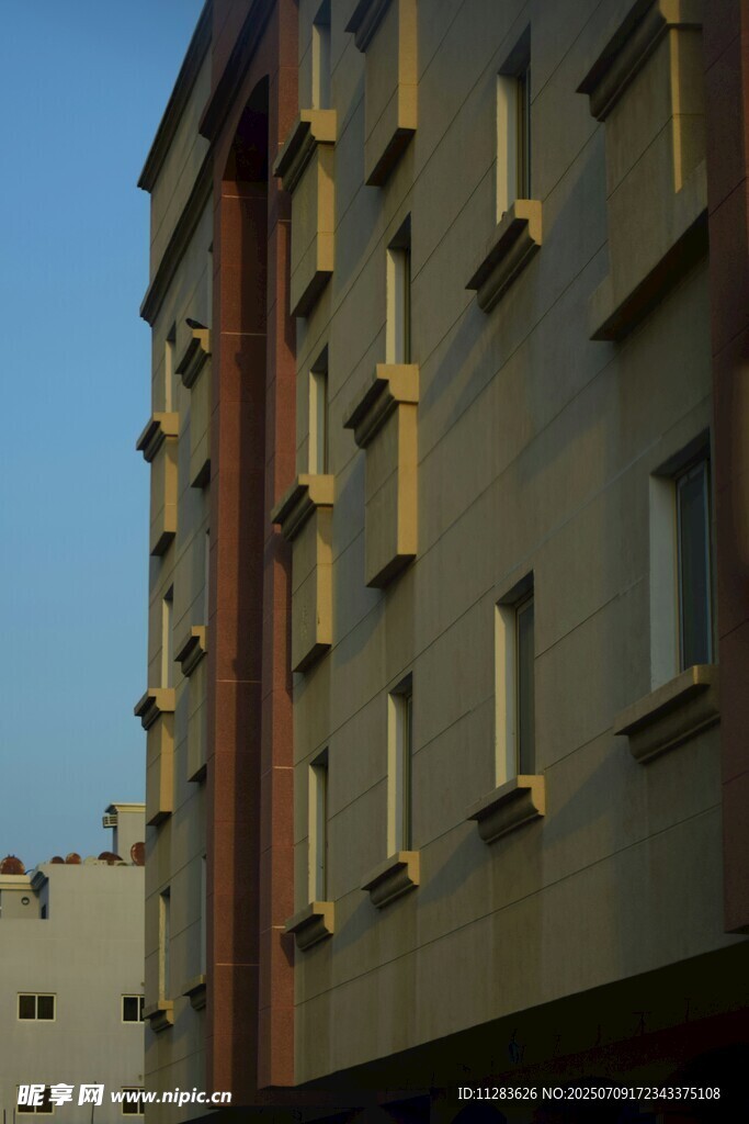 现代风格多层建筑外观