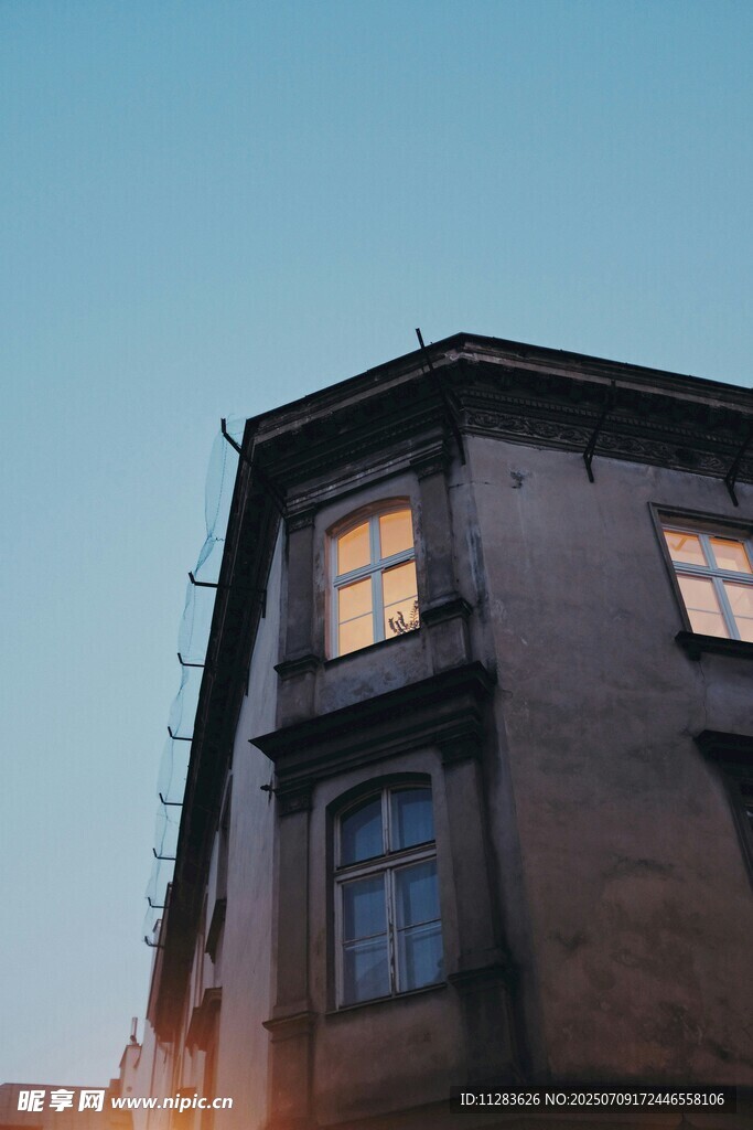 黄昏下的复古建筑一角
