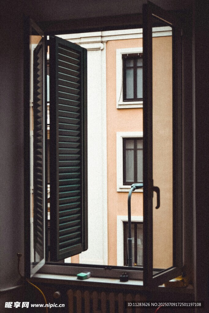 窗外建筑景致