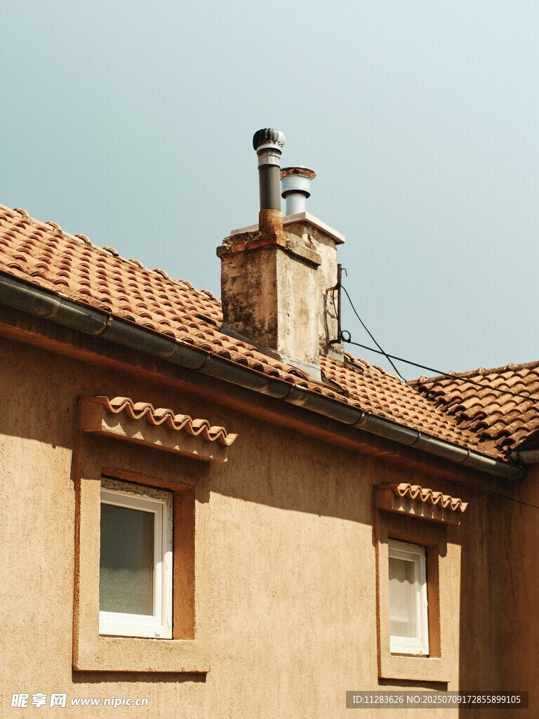 乡村小屋屋顶与窗户景观