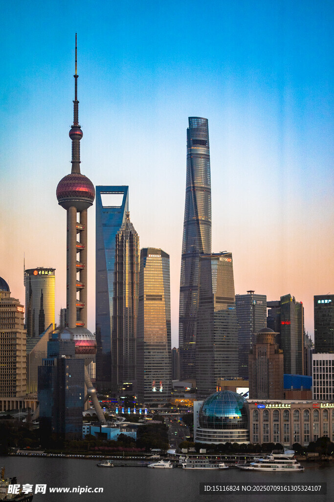 上海外滩璀璨都市天际线