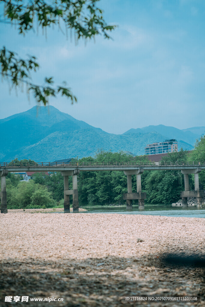 河畔古桥与远山风景