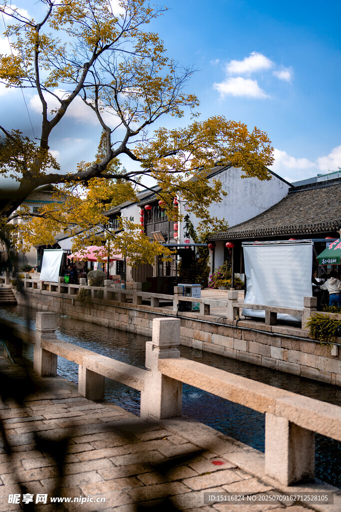 平湖秋日河畔古景