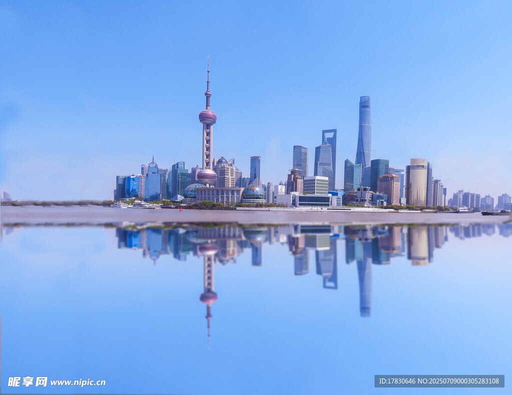 上海外滩城市天际线倒影