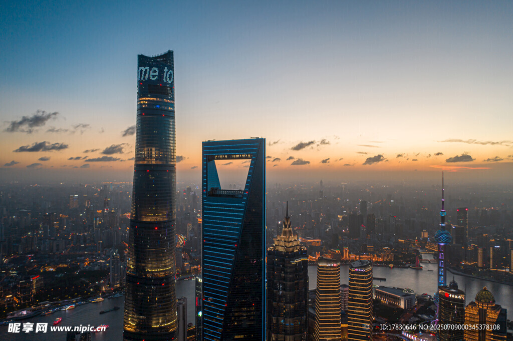 上海城市天际线黄昏美景