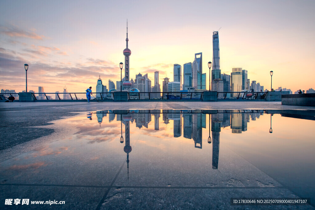 上海城市天际线美丽倒影