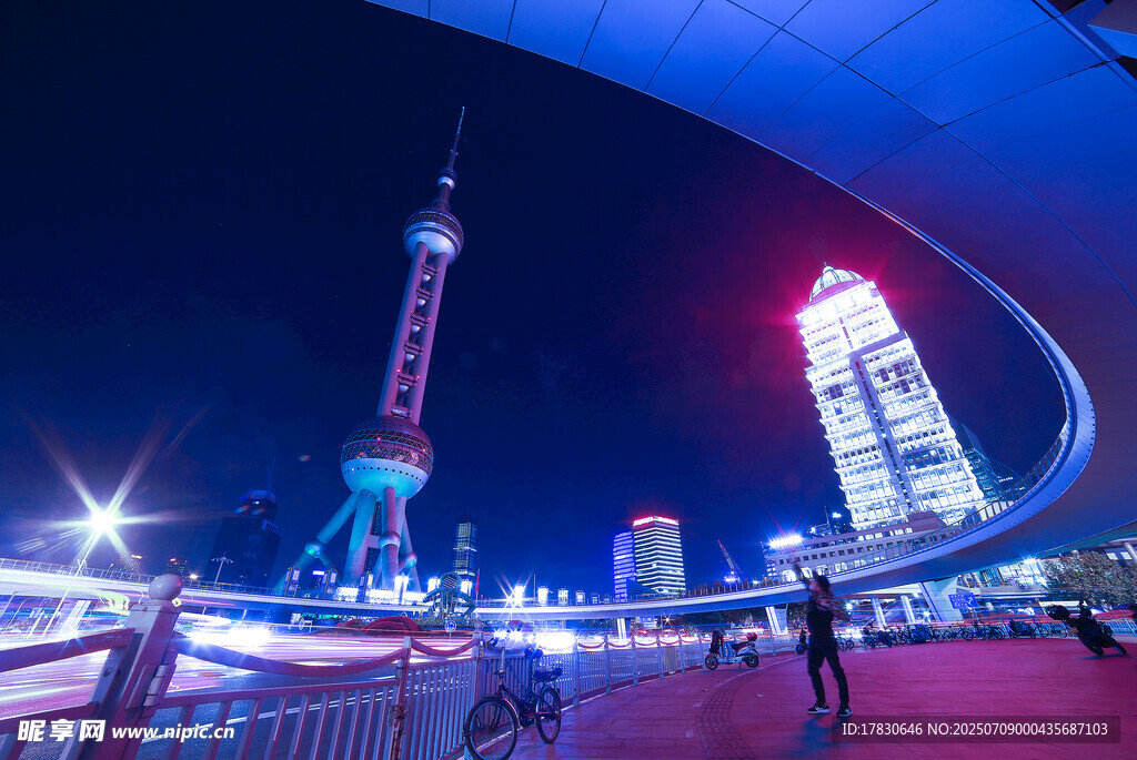 上海外滩夜景璀璨迷人