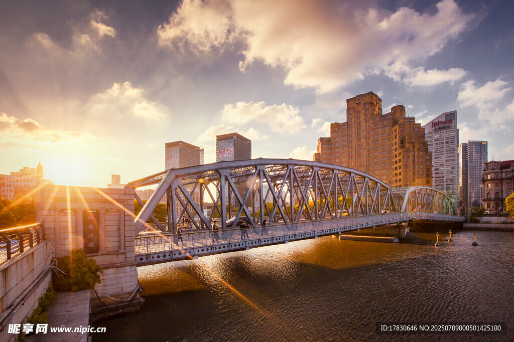 夕阳下的城市桥梁美景