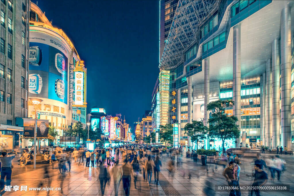 繁华都市夜景下的热闹街道