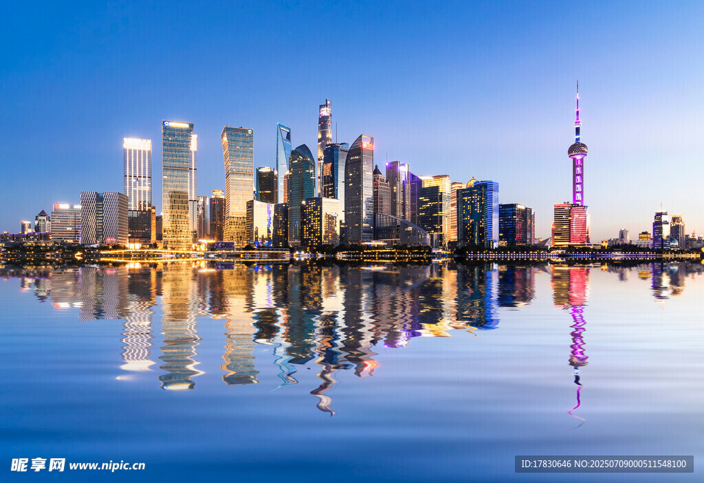 上海城市天际线美丽倒影