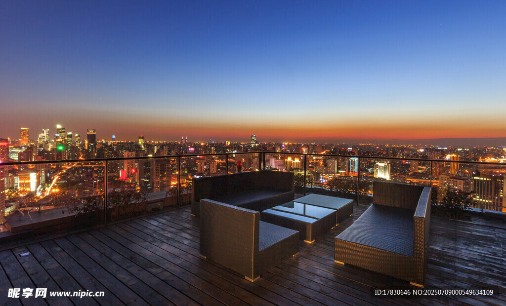 城市夜景露台休闲场景