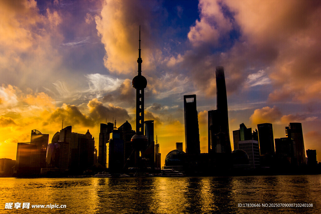 上海外滩绚丽黄昏天际线