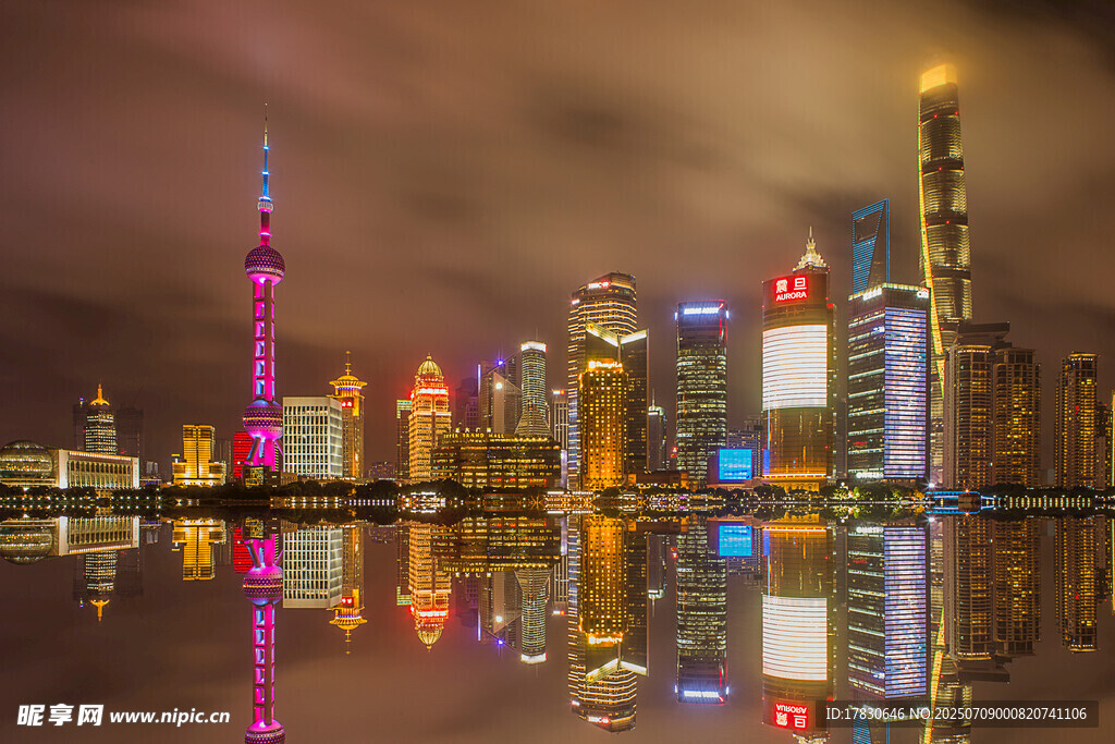 上海外滩璀璨夜景倒影