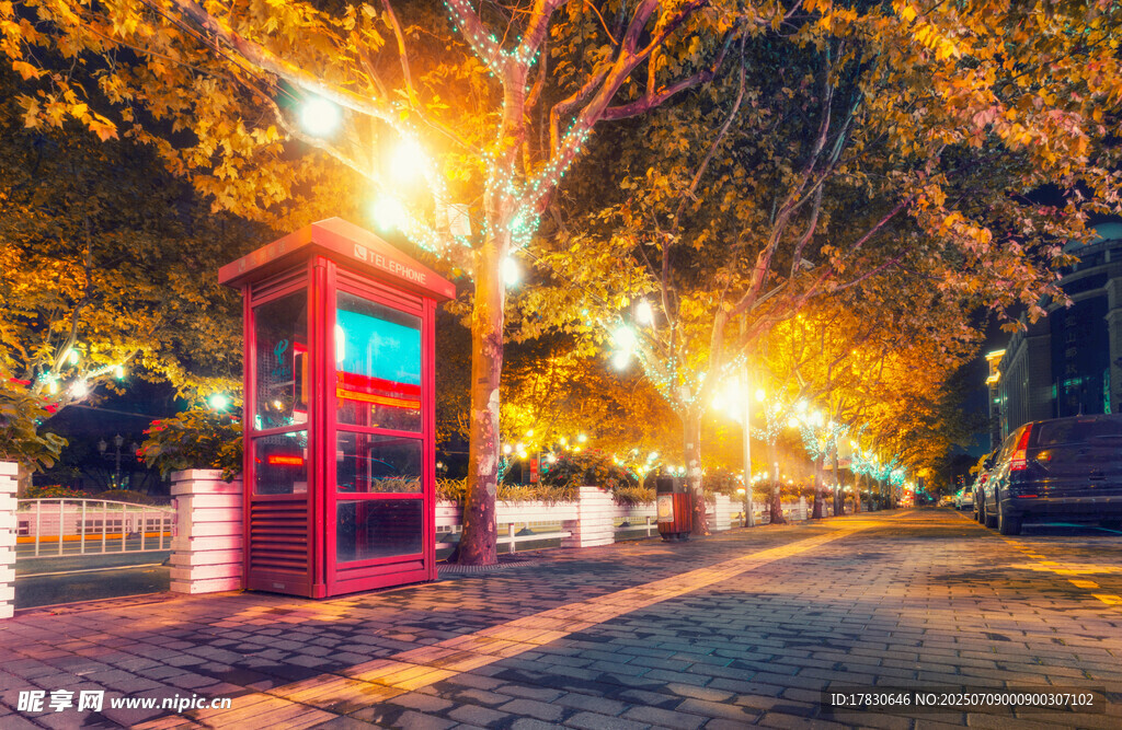 夜晚街边的红色电话亭