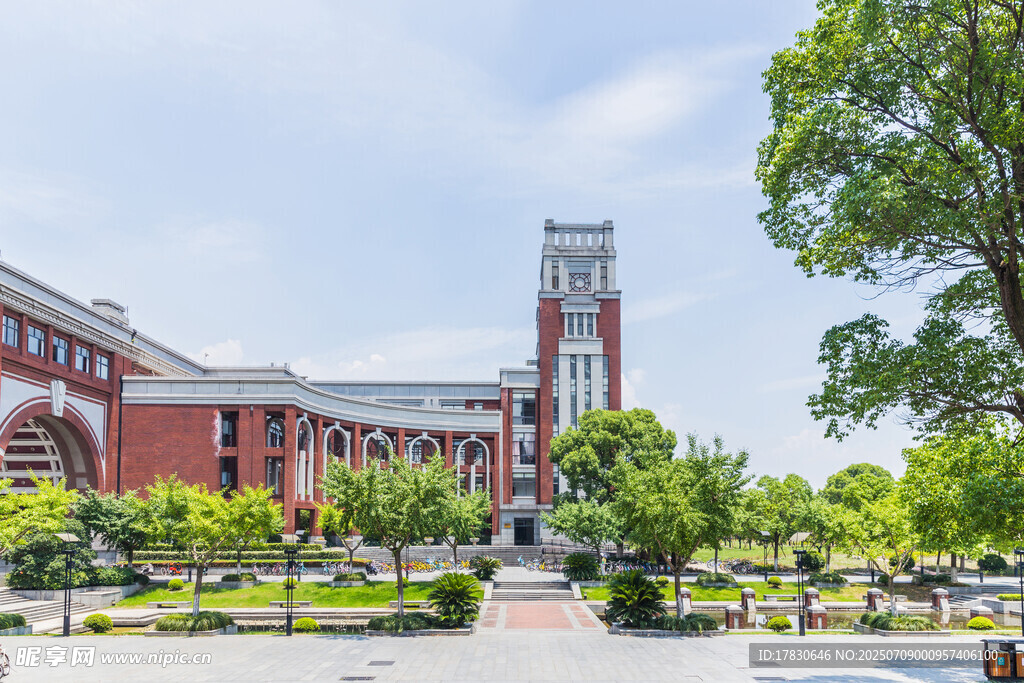 校园红砖建筑与绿树景观