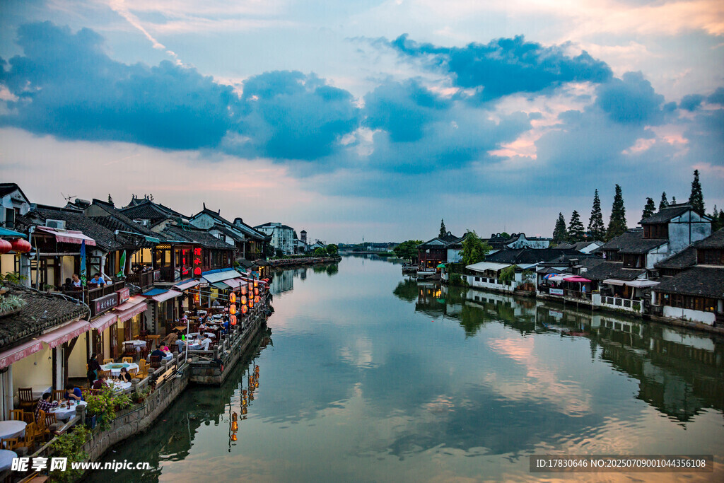 水乡古镇黄昏美景