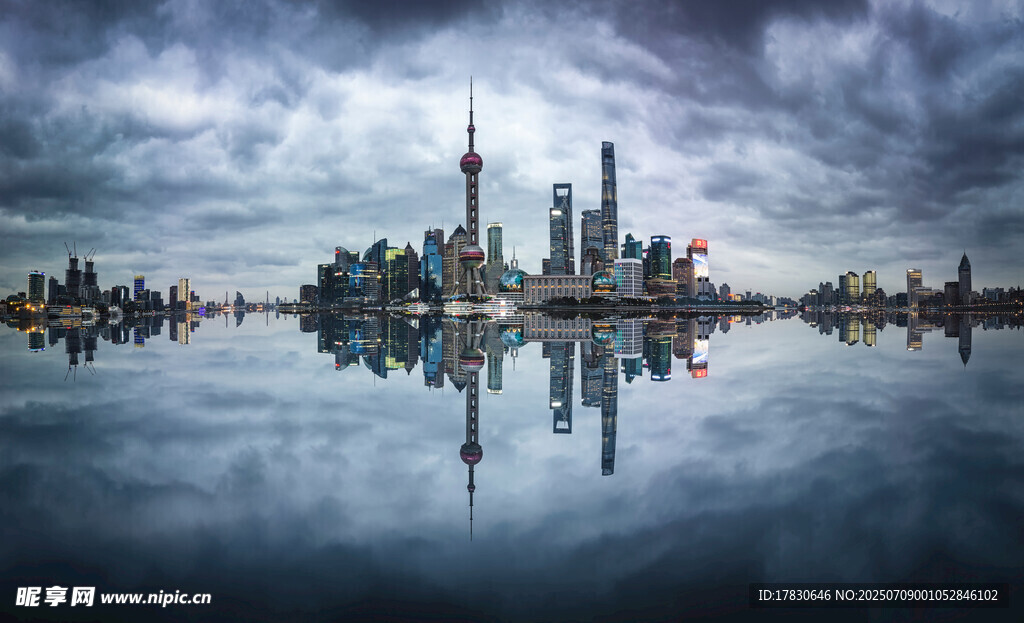 城市天际线与水面倒影景观