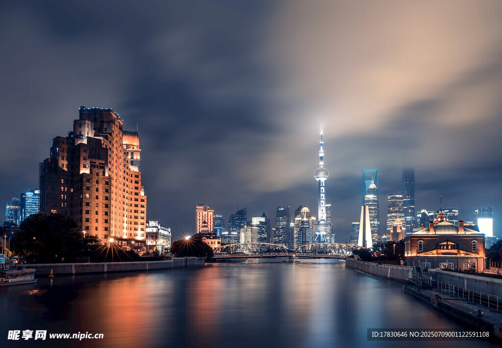 上海外滩夜景璀璨迷人