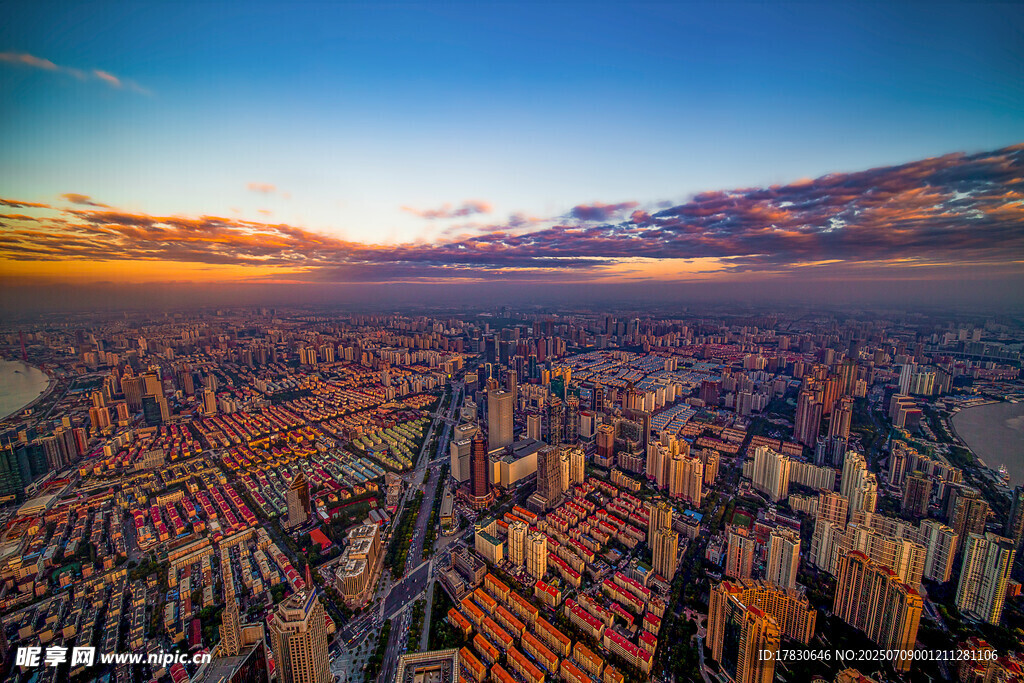 城市天际线的壮丽黄昏景观