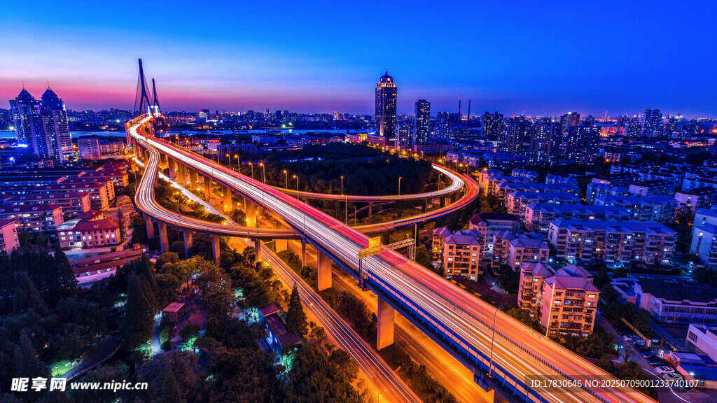 城市夜景中的繁华交通脉络