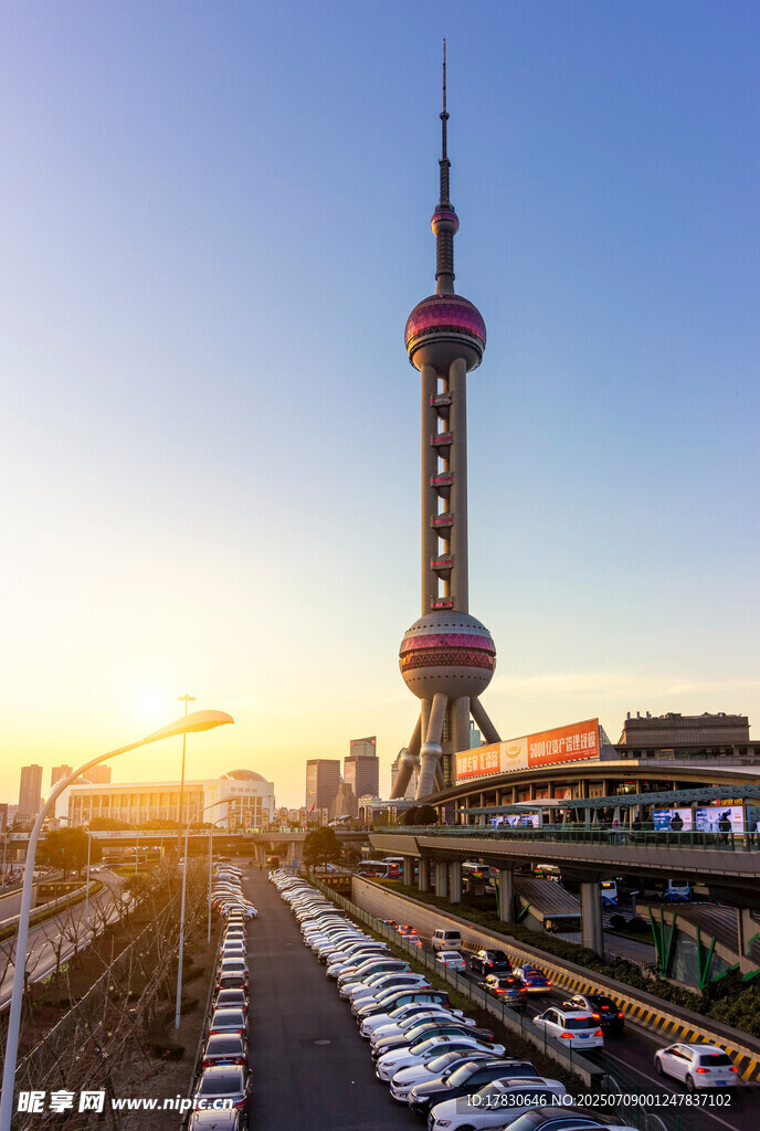 上海东方明珠塔下的车流