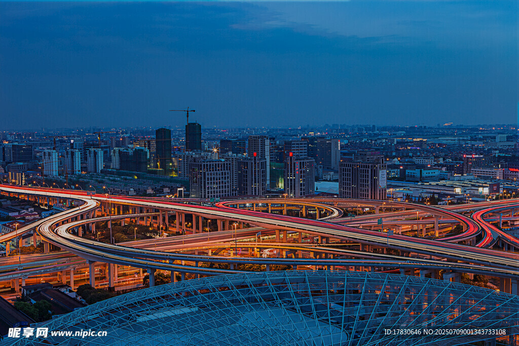 城市立交桥夜景璀璨