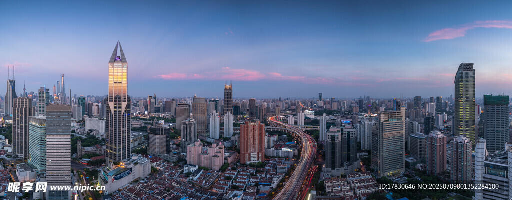 城市天际线黄昏美景