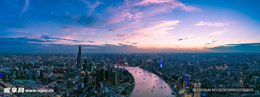 城市河畔绚丽黄昏美景