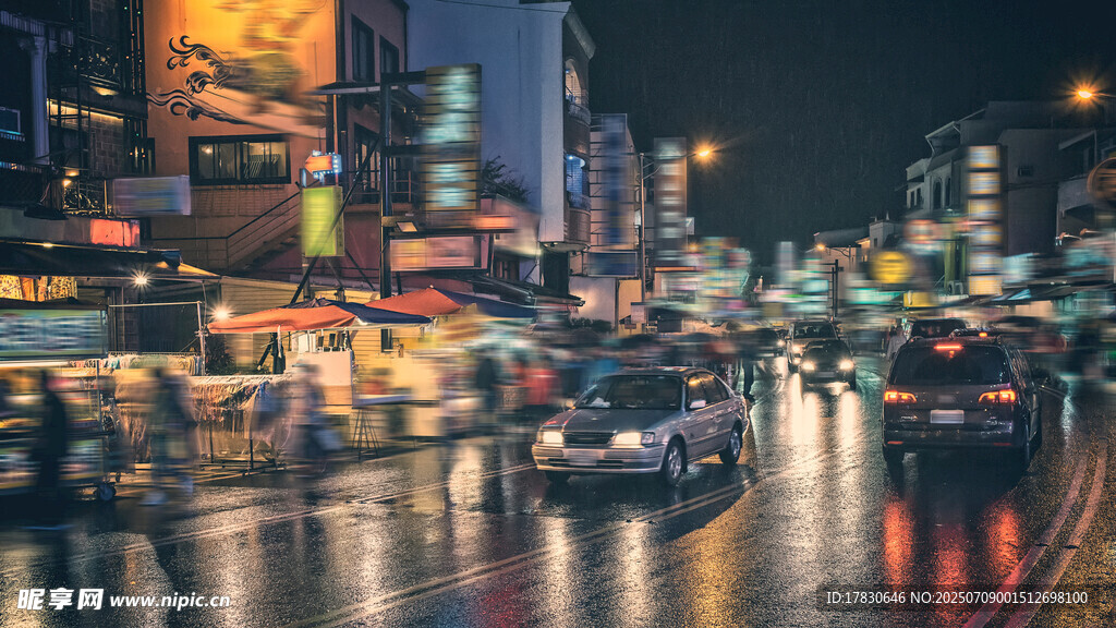 雨夜都市街道车流景象