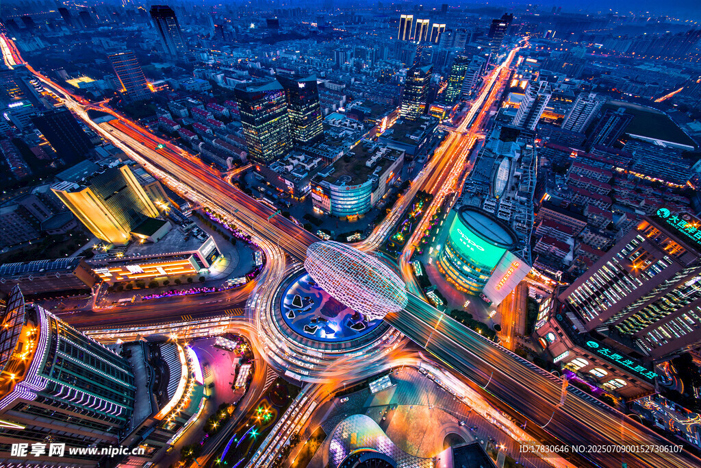 城市璀璨夜景交叉路口