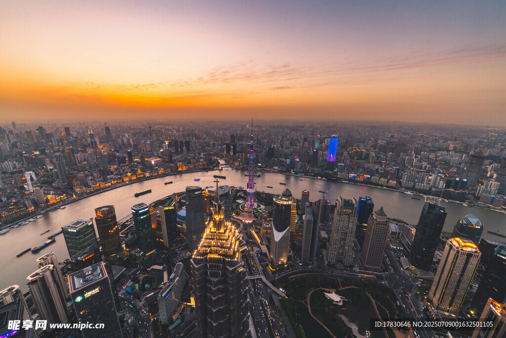 上海城市天际线日落美景