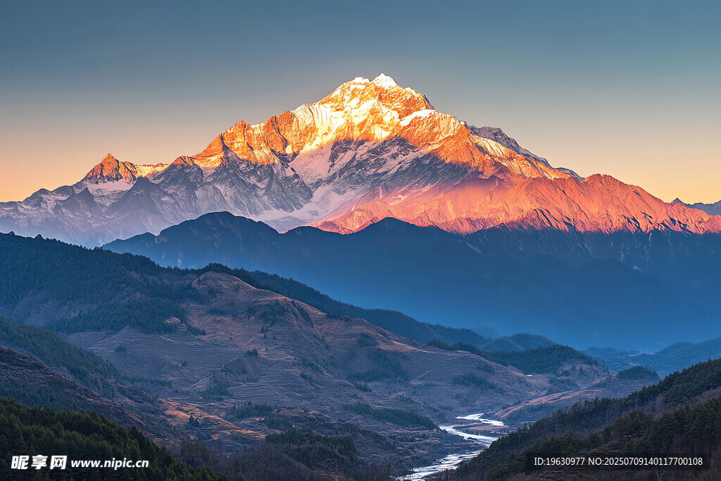 壮丽雪山日出美景