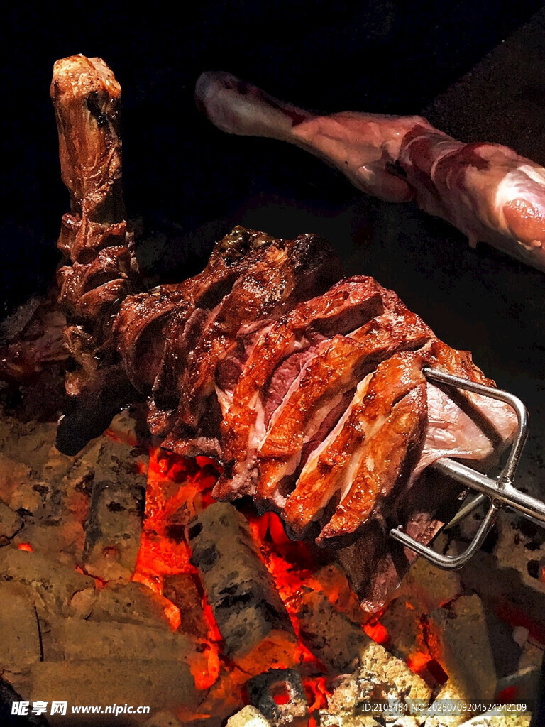炭火上的美味烤肉