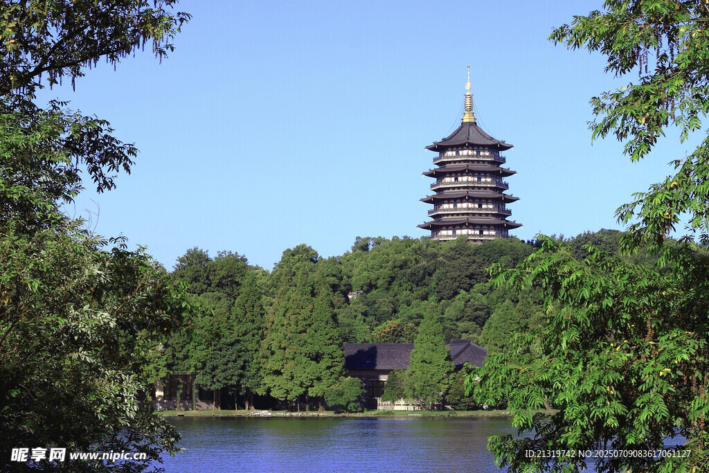西湖畔的古塔风景